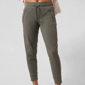 New w/Tags Athleta Trekkie North Jogger Size 18 Mountain Olive